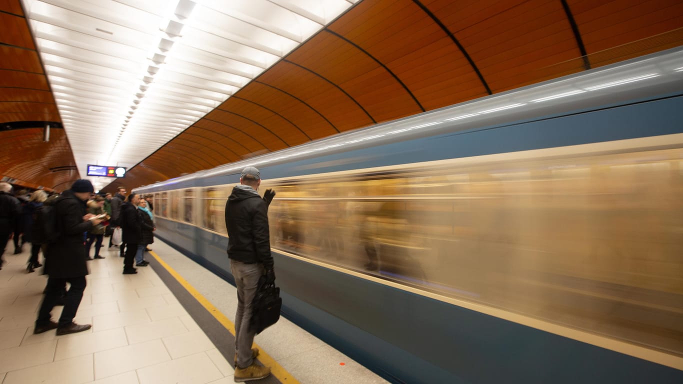 Eine U-Bahn in München (Symbolbild): Drei junge Männer haben einen 29-Jährigen verprügelt. Eine U-Bahn in München (Symbolbild): Drei junge Männer haben einen 29-Jährigen verprügelt.