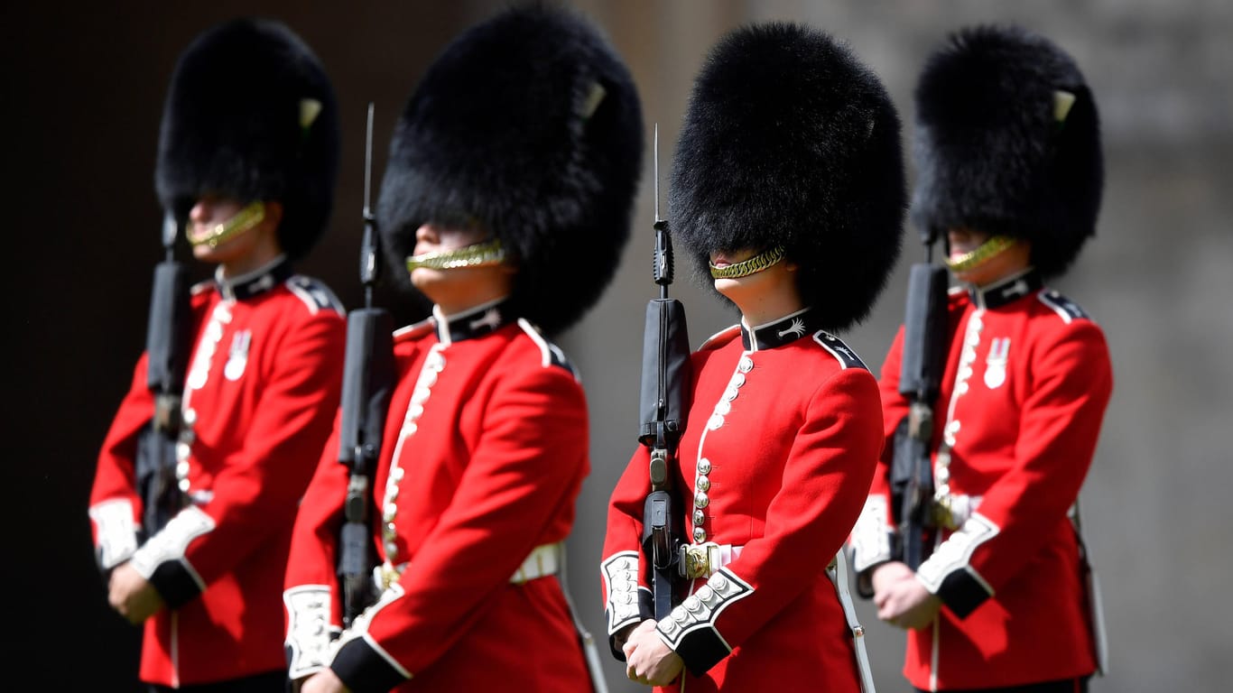 Die Queen-Wachen sind auch bekannt als "1st Foot Guards". Sie sind das zweitälteste Regiment der Gardedivision der britischen Armee und gehören zu den fünf Leibregimentern von Königin Elisabeth II.