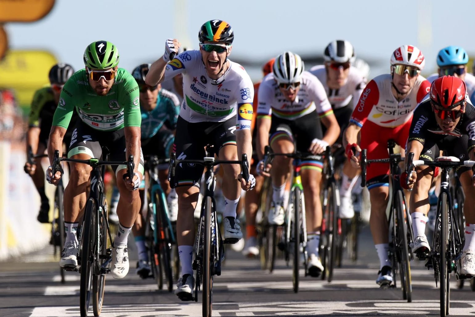 Tour-Massensprint: Sam Bennett jubelt auf dem Zielstrich der 10. Etappe. André Greipel (r., mit blauem Helm) wurde Sechster.