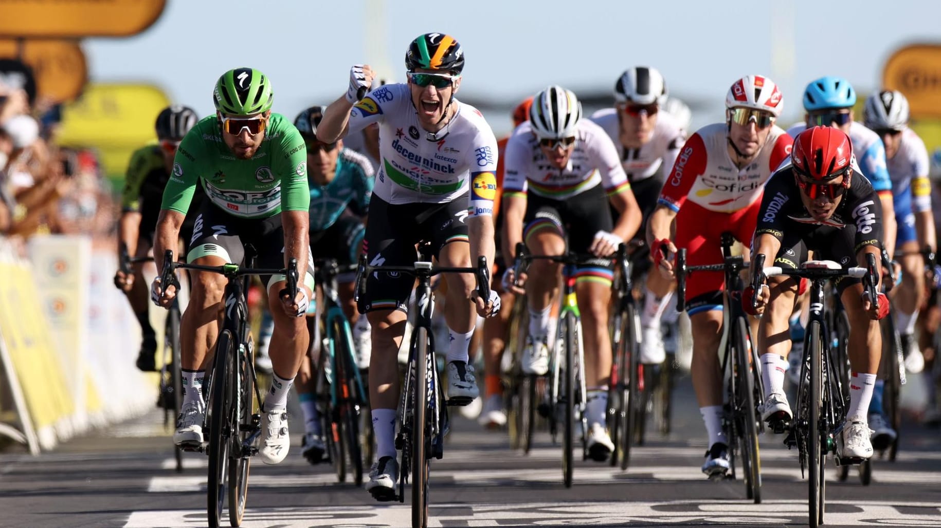 Tour-Massensprint: Sam Bennett jubelt auf dem Zielstrich der 10. Etappe. André Greipel (r., mit blauem Helm) wurde Sechster.