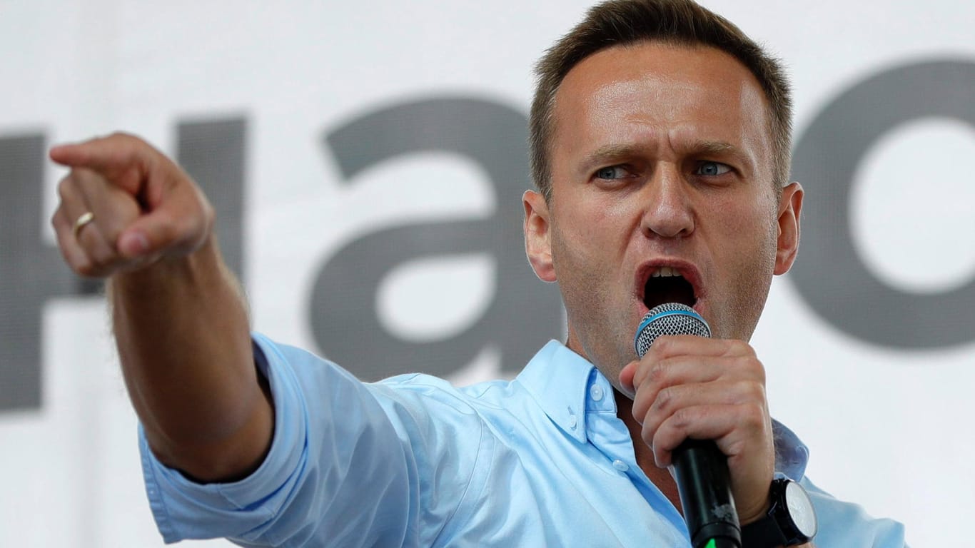 Alexej Nawalny, Oppositionsführer aus Russland: Beim russischen Kremlkritiker ist nach seiner Vergiftung das künstliche Koma beendet worden.