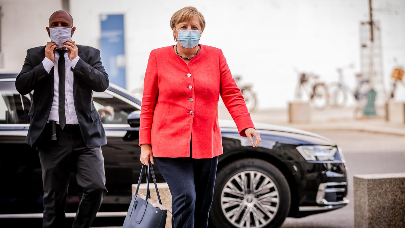 Angela Merkel auf dem Weg zur Sitzung der Unionsfraktion im Bundestag: Der Kanzlerin möchte mit den EU-Partnern über eine Antwort auf die Nawalny-Vergiftung beraten.