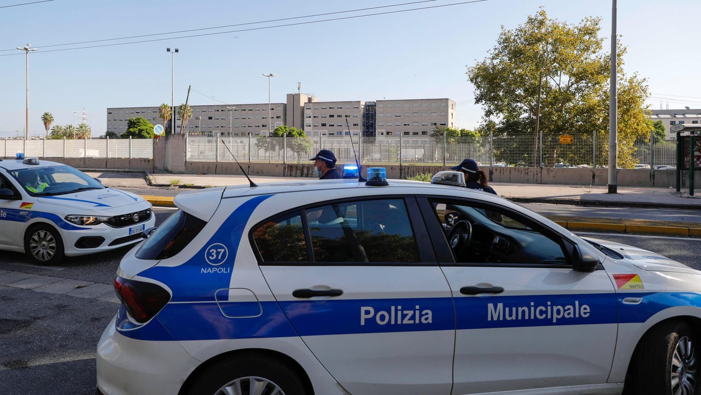 Polizeiwagen vor einem italienischen Gefängnis: Ein Insasse biss einem Wärter den kleinen Finger ab. (Symbolbild)