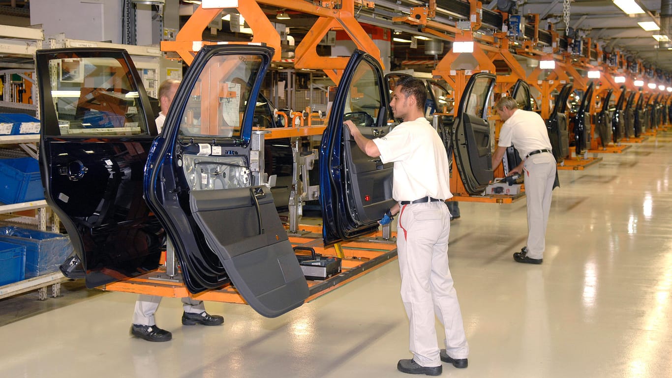 VW-Werk: Eine Kaufprämie für Autos mit modernen Verbrennungsmotoren wird in dem Entwurf nicht mehr angesprochen.