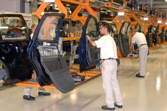 VW-Werk: Eine Kaufprämie für Autos mit modernen Verbrennungsmotoren wird in dem Entwurf nicht mehr angesprochen.