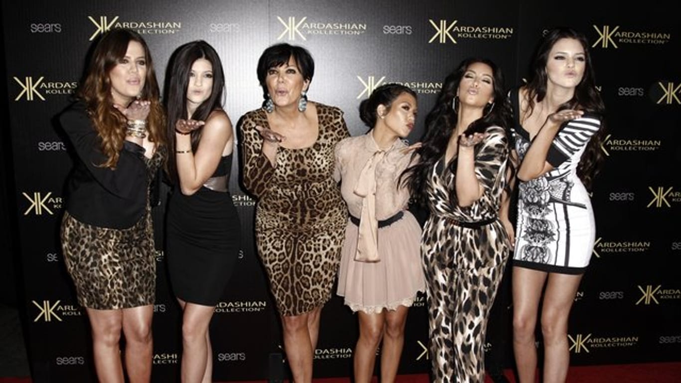 Khloe Kardashian (l-r), Kylie Jenner, Kris Jenner, Kourtney Kardashian, Kim Kardashian und Kendall Jenner posieren 2011 bei der Kardashian Kollection Launch Party für ein Foto.