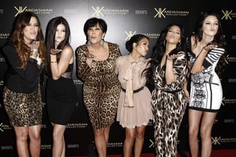 Khloe Kardashian (l-r), Kylie Jenner, Kris Jenner, Kourtney Kardashian, Kim Kardashian und Kendall Jenner posieren 2011 bei der Kardashian Kollection Launch Party für ein Foto.