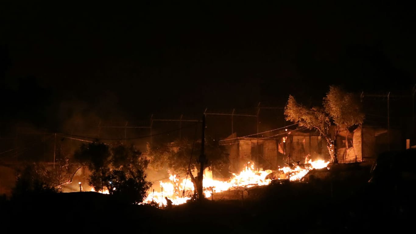 Ein Feuer lodert auf Lesbos: Berichten zufolge soll es im Flüchtlingslager Moria brennen.