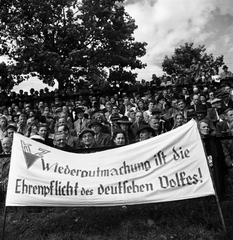 Kundgebung für die Opfer des Faschismus in Berlin-Neukölln im Sommer 1945.
