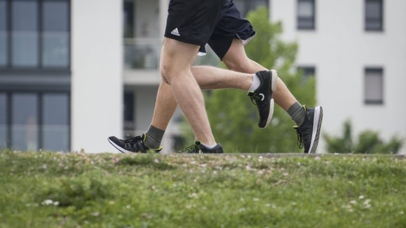 Wer regelmäßig wandert, Rad fährt oder joggt, stärkt sein Herz-Kreislauf-System und macht seinen Körper widerstandsfähiger gegen Krankheiten.