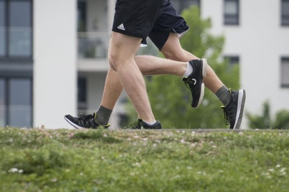 Wer regelmäßig wandert, Rad fährt oder joggt, stärkt sein Herz-Kreislauf-System und macht seinen Körper widerstandsfähiger gegen Krankheiten.