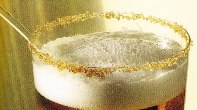 Zum weißen Rum, braunem Zucker und der Limette kommt auch noch ein Pils - und fertig ist die Caibierinha. Zum weißen Rum, braunem Zucker und der Limette kommt auch noch ein Pils - und fertig ist die Caibierinha.