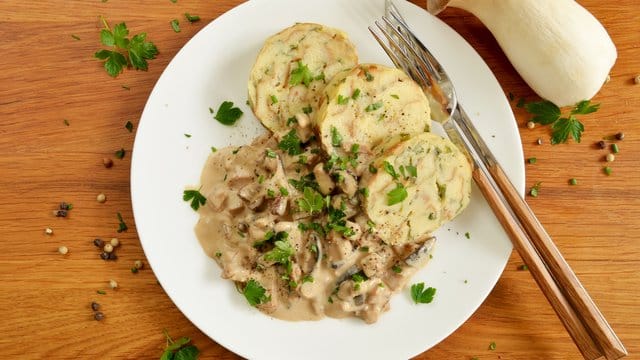 Frische Kräuterseitlinge werden mit Steinpilzen zusammen in einer Sahnesoße serviert.