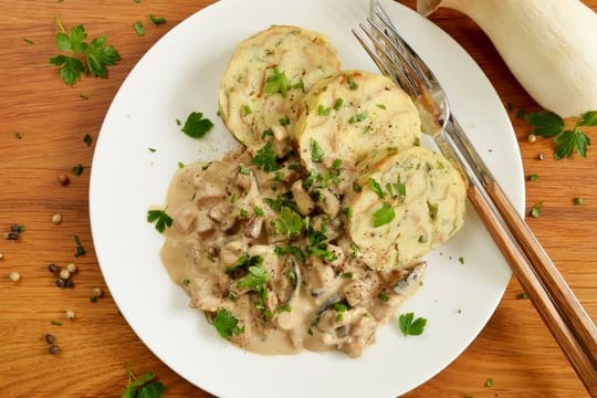 Frische Kräuterseitlinge werden mit Steinpilzen zusammen in einer Sahnesoße serviert.