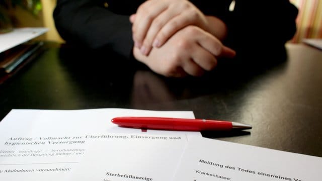 Die Kosten für eine Beerdigung sind nicht immer vollständig aufgelistet. Die Kosten für eine Beerdigung sind nicht immer vollständig aufgelistet.