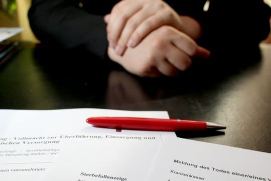 Die Kosten für eine Beerdigung sind nicht immer vollständig aufgelistet. Die Kosten für eine Beerdigung sind nicht immer vollständig aufgelistet.