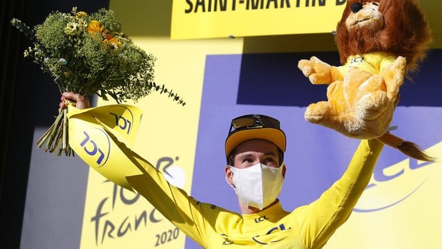 Primoz Roglic vom Team Jumbo-Visma feiert auf dem Podium die momentane Führung in der Gesamtwertung.