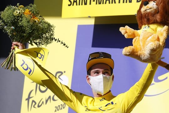 Primoz Roglic vom Team Jumbo-Visma feiert auf dem Podium die momentane Führung in der Gesamtwertung.