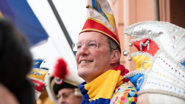 Michael Ebling (SPD), Oberbürgermeister der Stadt Mainz in einem närrischen Outfit (Archivbild): Das Stadtoberhaupt hält an der Fastnacht fest. Michael Ebling (SPD), Oberbürgermeister der Stadt Mainz in einem närrischen Outfit (Archivbild): Das Stadtoberhaupt hält an der Fastnacht fest.