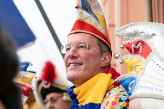 Michael Ebling (SPD), Oberbürgermeister der Stadt Mainz in einem närrischen Outfit (Archivbild): Das Stadtoberhaupt hält an der Fastnacht fest.