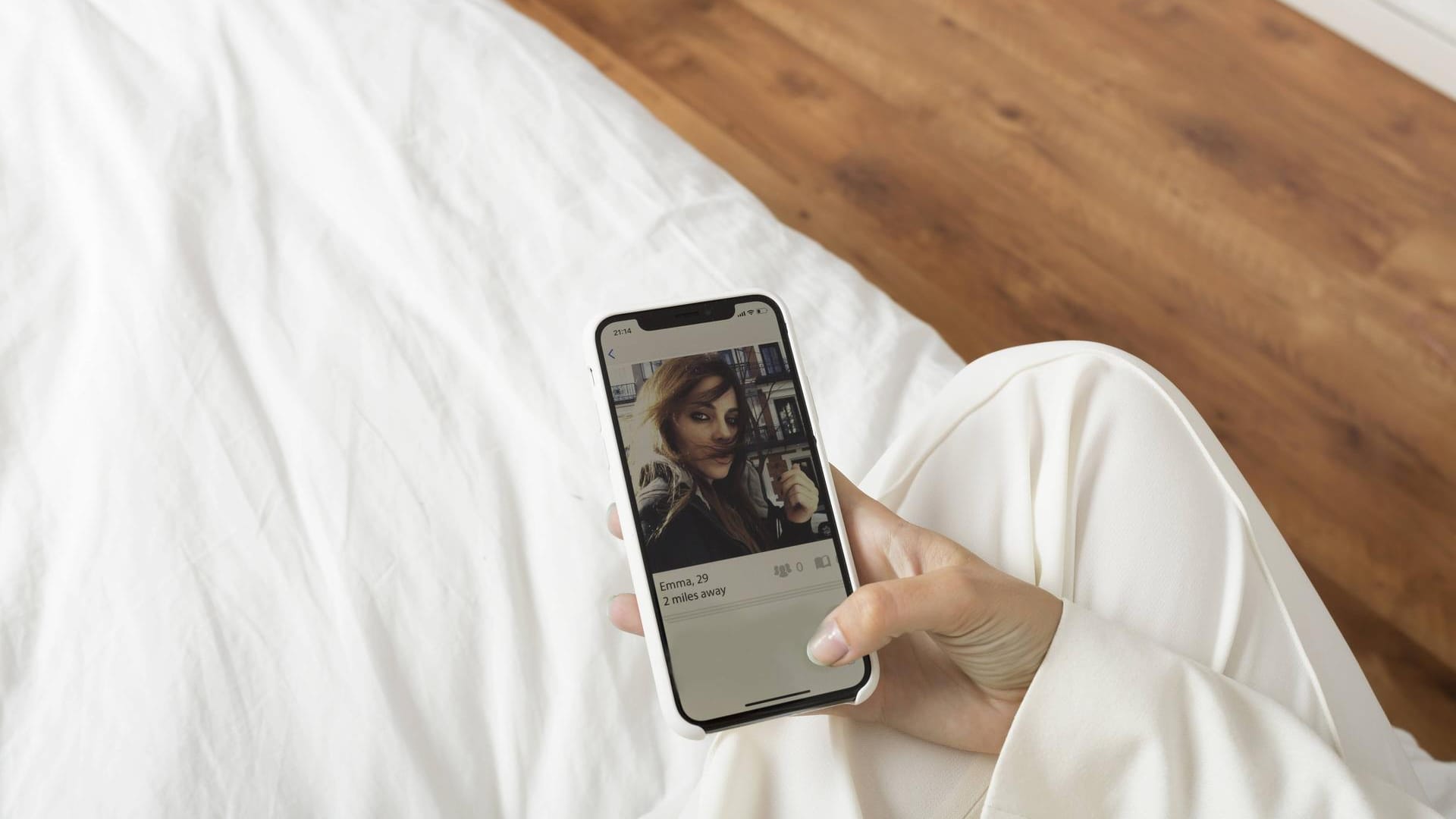 Smartphone mit Bild einer Frau (Symbolfoto): In Dortmund wurde ein Online-Betrüger geschnappt. Smartphone mit Bild einer Frau (Symbolfoto): In Dortmund wurde ein Online-Betrüger geschnappt.
