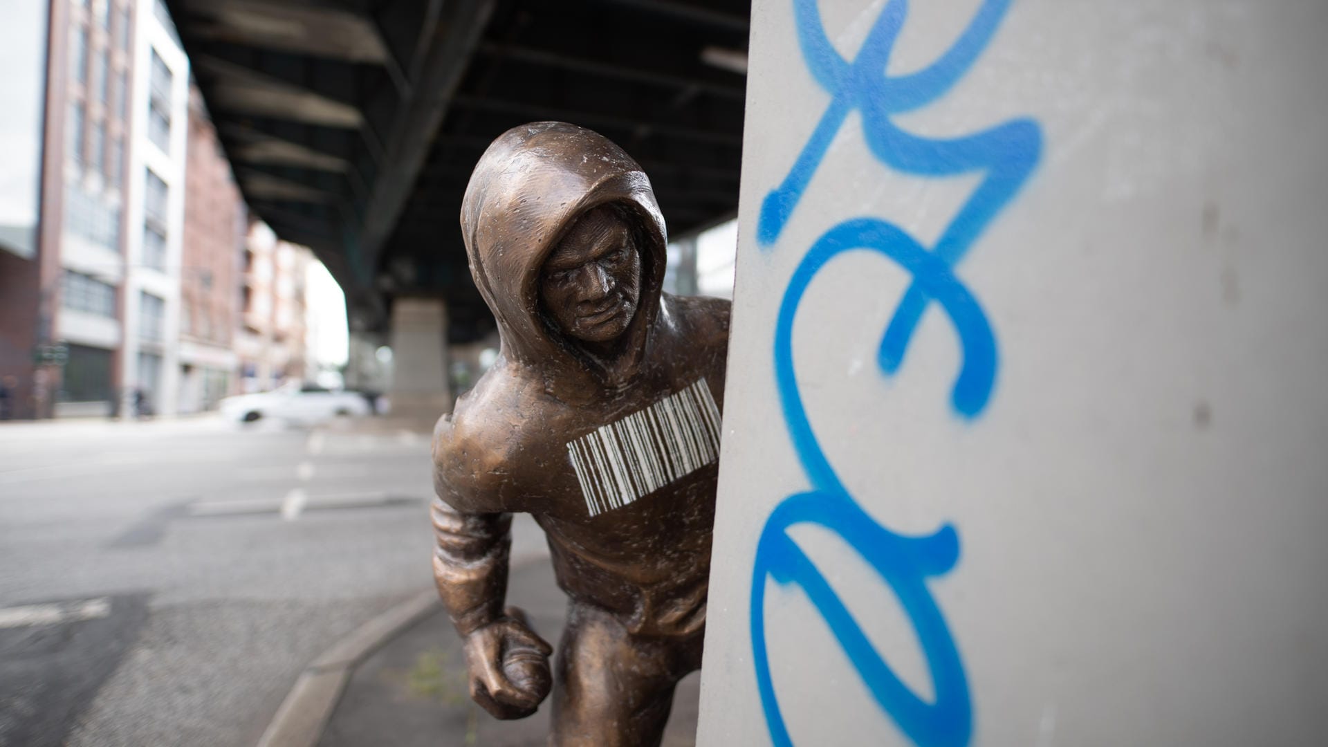 Bronzeskulptur, die einen Kapuzenpullover trägt: Am Hamburger Rödingsmarkt ist eine mysteriöse Skulptur aufgetaucht. Bronzeskulptur, die einen Kapuzenpullover trägt: Am Hamburger Rödingsmarkt ist eine mysteriöse Skulptur aufgetaucht.