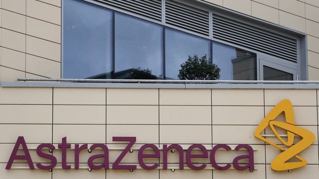 AstraZeneca hat die klinische Studie für seinen Corona-Impfstoff vorsorglich gestoppt, nachdem bei einem der Teilnehmer gesundheitliche Probleme aufgetreten sind. AstraZeneca hat die klinische Studie für seinen Corona-Impfstoff vorsorglich gestoppt, nachdem bei einem der Teilnehmer gesundheitliche Probleme aufgetreten sind.