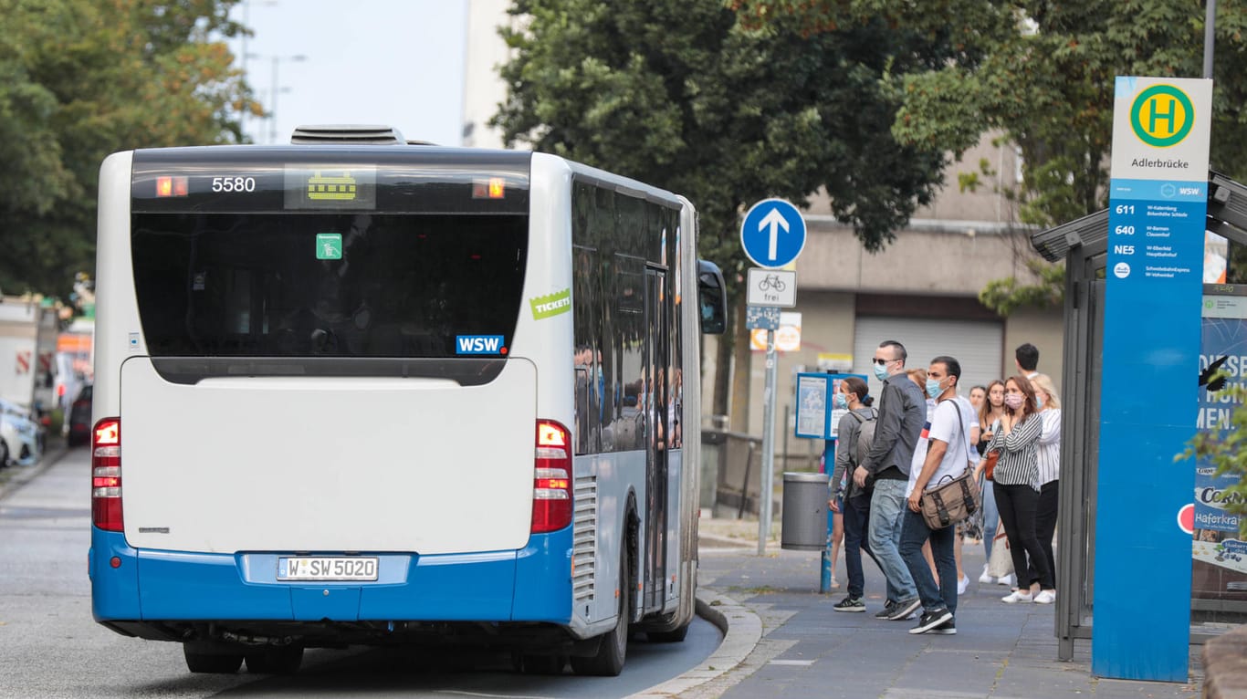 Fahrgäste mit Mundschutz steigen in einen Bus in Wuppertal: Bei einer Kontrolle der Maskenpflicht gab es in Wuppertal nur kleinere Beanstandungen.