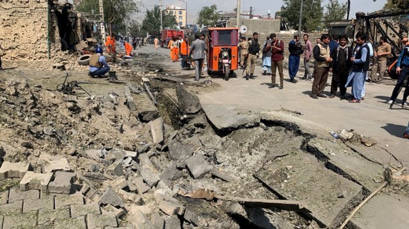 Am Anschlagsort in Kabul ist die Straße aufgerissen.