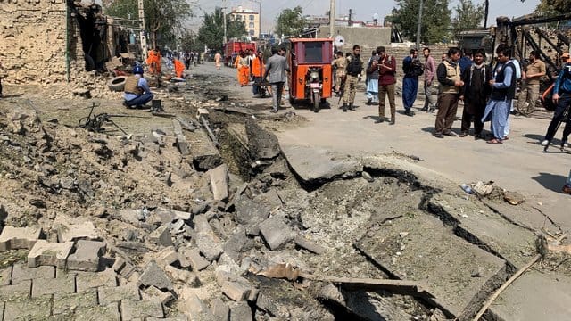 Am Anschlagsort in Kabul ist die Straße aufgerissen.