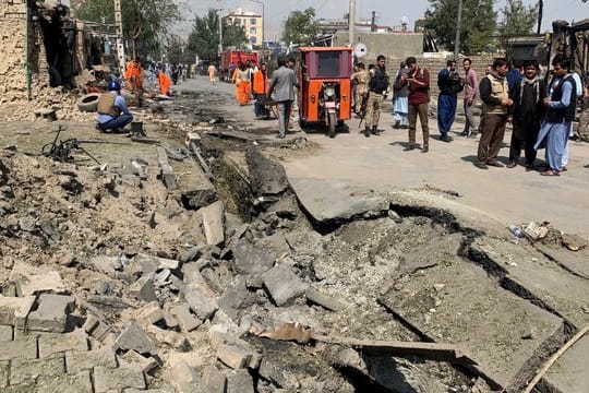 Am Anschlagsort in Kabul ist die Straße aufgerissen.