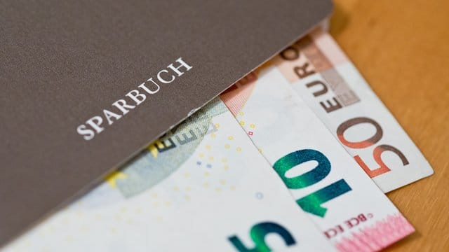 Die Zahl der Banken und Sparkassen, die Kunden für größere Summen auf dem Tagesgeldkonto Negativzinsen aufbürden, hat sich Verivox zufolge innerhalb eines Jahres nahezu verzehnfacht.