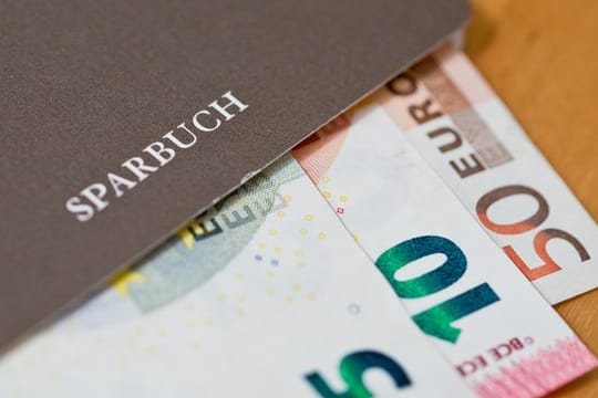 Die Zahl der Banken und Sparkassen, die Kunden für größere Summen auf dem Tagesgeldkonto Negativzinsen aufbürden, hat sich Verivox zufolge innerhalb eines Jahres nahezu verzehnfacht.