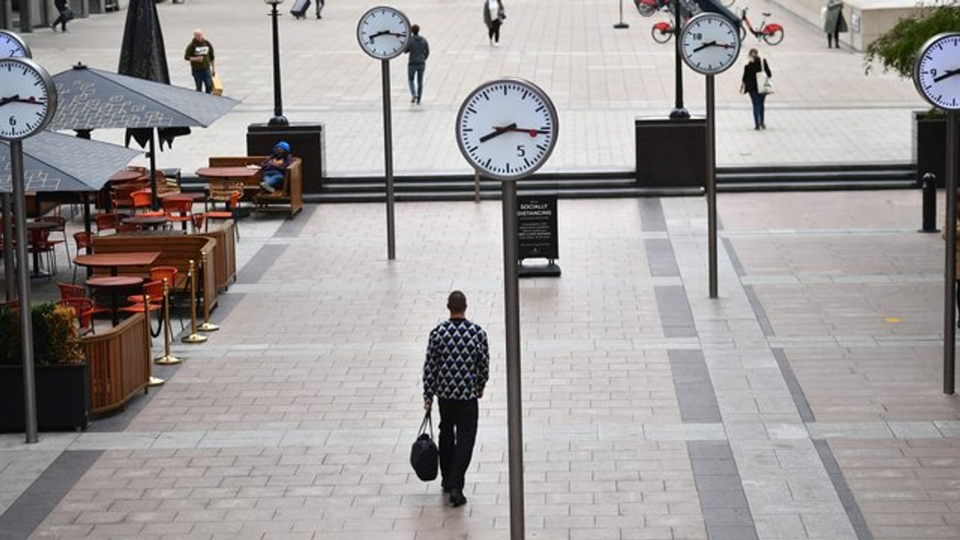 Wenige Passanten auf der Reuters Plaza im Londoner Büroviertel Canary Wharf.