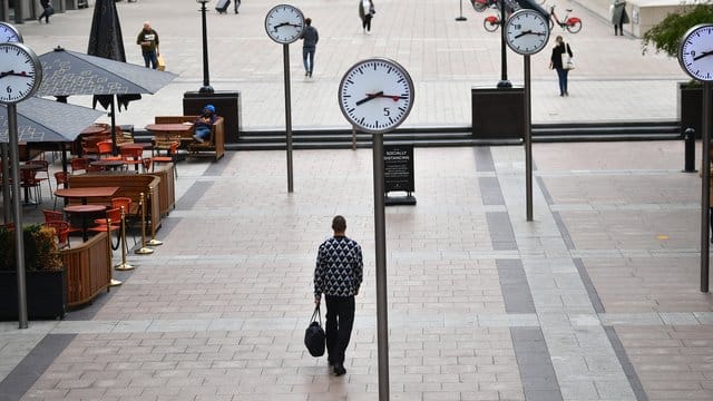 Wenige Passanten auf der Reuters Plaza im Londoner Büroviertel Canary Wharf.