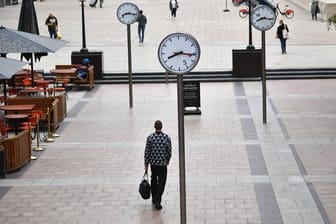 Wenige Passanten auf der Reuters Plaza im Londoner Büroviertel Canary Wharf.