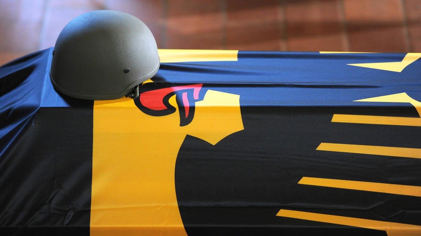 Ein Helm und eine deutsche Fahne liegt auf einem Sarg eines gefallenen Soldaten (Symbolbild): In Bielefeld wird ein Platz nach einem in Afghanistan gefallenen Soldaten benannt.
