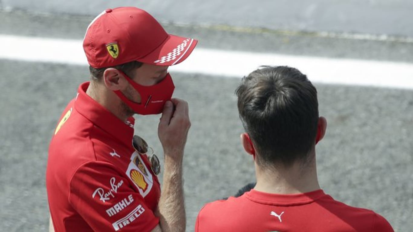 Die beiden Ferrari-Piloten Sebastian Vettel (l) und Carles Leclerc im Gespräch.