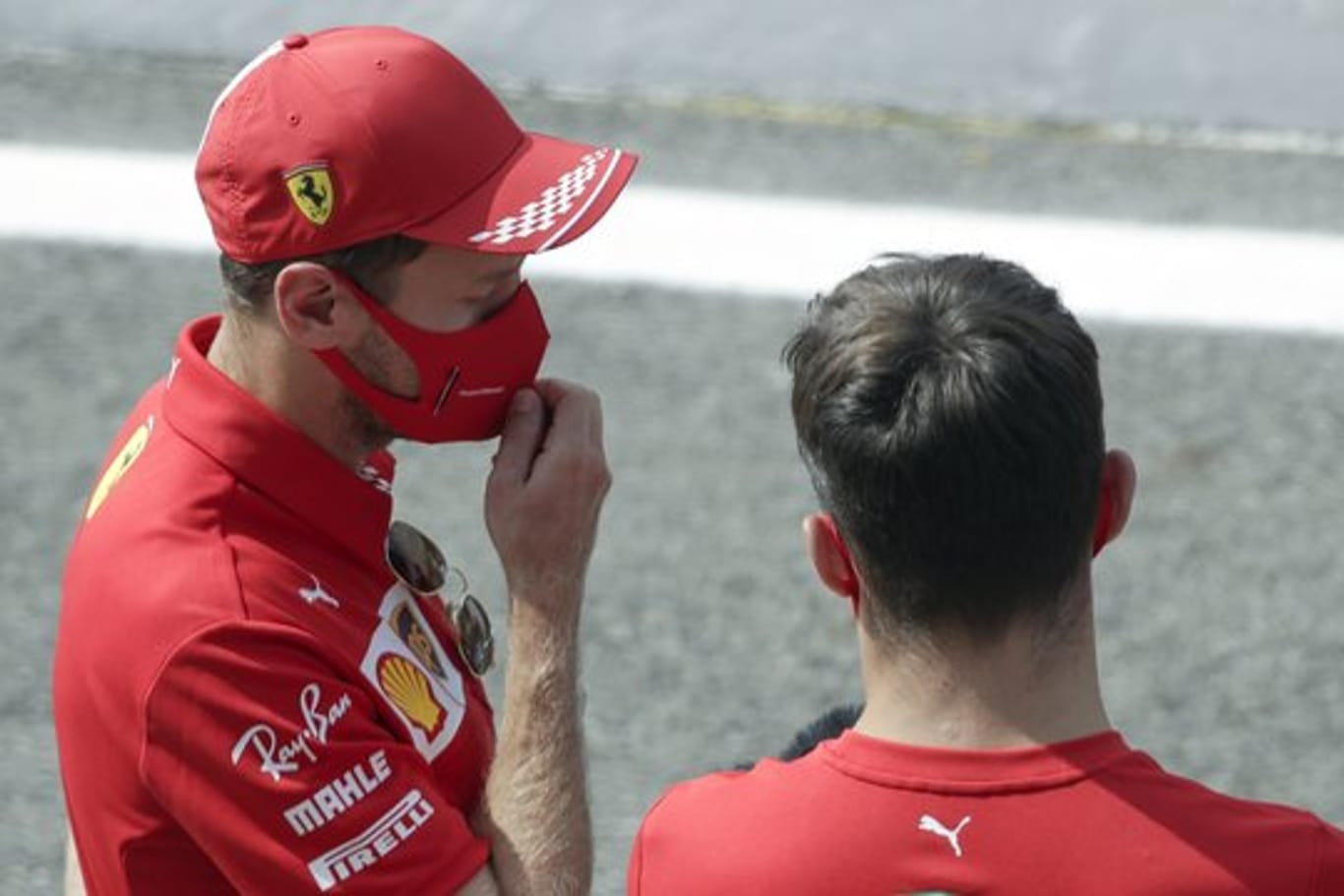 Die beiden Ferrari-Piloten Sebastian Vettel (l) und Carles Leclerc im Gespräch.