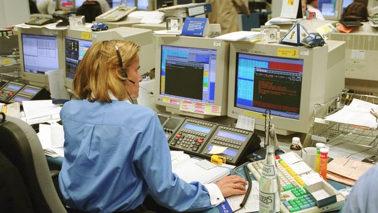 Eine Frau bei der Arbeit an der Frankfurter Börse im Jahr 2000 (Archivbild): Vor 20 Jahren lief vieles bereits digital.
