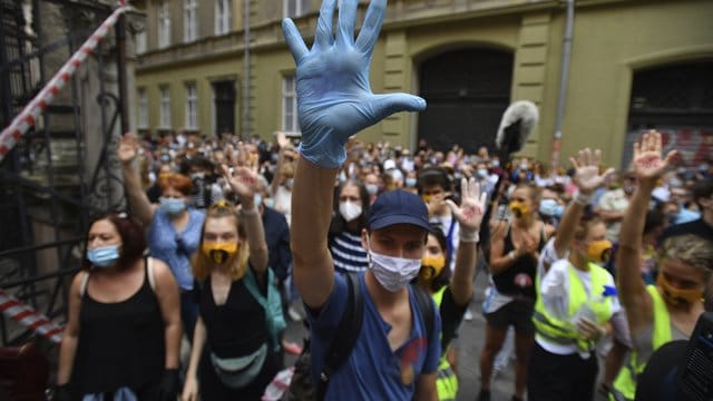 Studenten der Universität für Theater- und Filmkunst (SZFE) demonstrieren in Budapest für den Erhalt der Universitätsautonomie. Studenten der Universität für Theater- und Filmkunst (SZFE) demonstrieren in Budapest für den Erhalt der Universitätsautonomie.