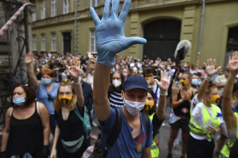 Studenten der Universität für Theater- und Filmkunst (SZFE) demonstrieren in Budapest für den Erhalt der Universitätsautonomie.