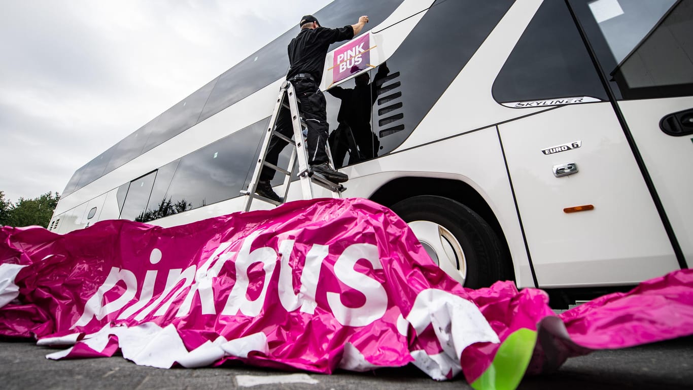 Die Pinkbusse werden umgestaltet: Das Unternehmen verliert einen Streit gegen die Telekom.