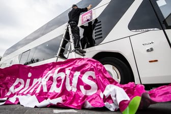 Die Pinkbusse werden umgestaltet: Das Unternehmen verliert einen Streit gegen die Telekom.
