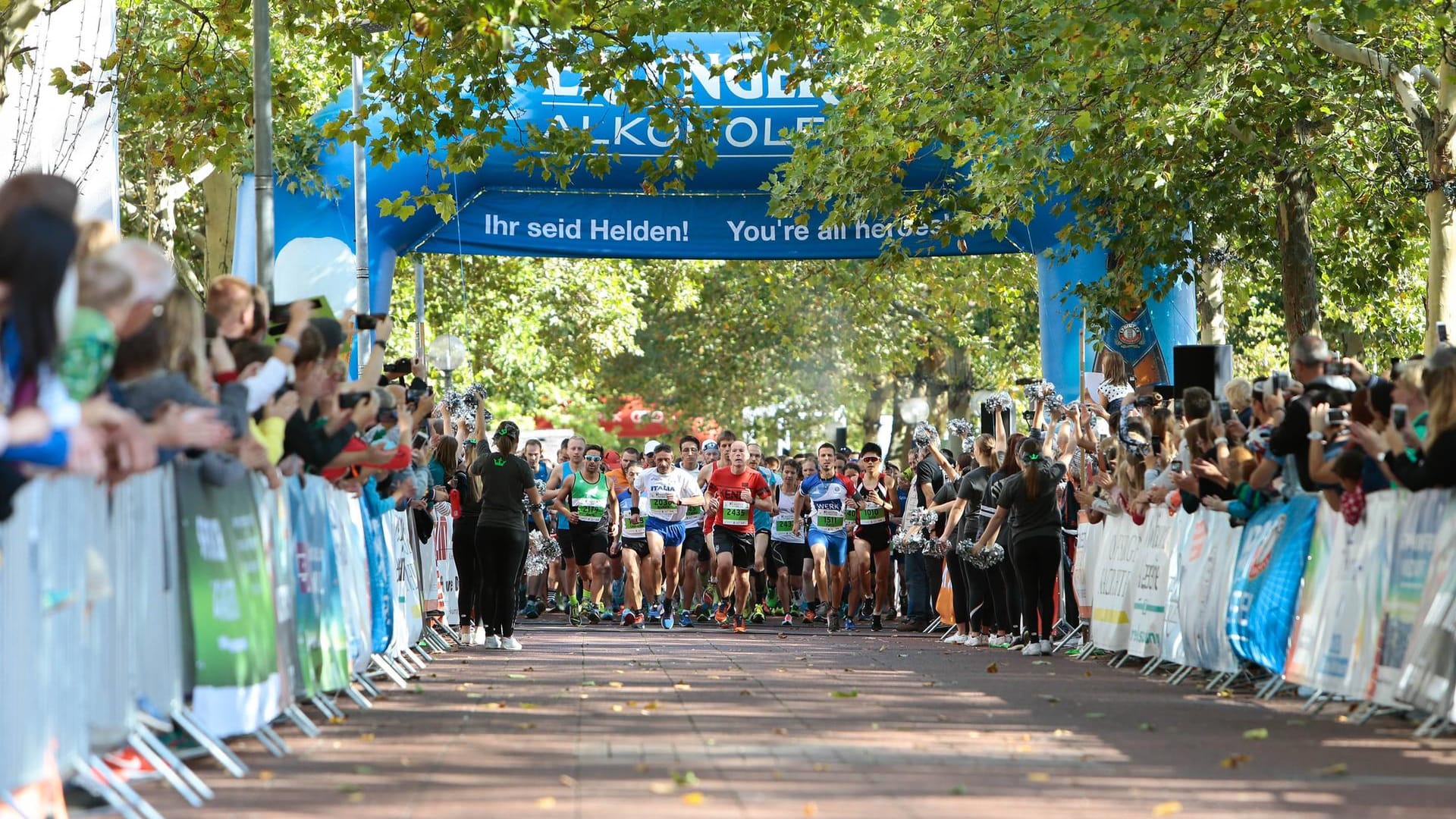 Läufer beim Hexad Wolfsburg Marathon im Jahr 2018: Wegen der Corona-Pandemie muss der Lauf in diesem Jahr virtuell stattfinden.