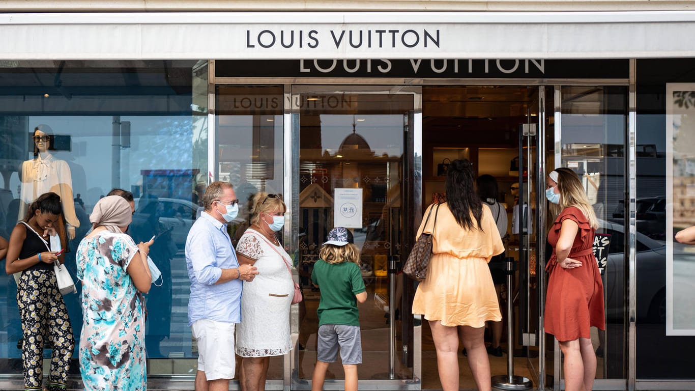 Menschen warten vor einem Louis-Vuitton-Store (Symbolbild): Das Unternehmen LVMH, zu dem auch Louis Vuitton zählt, will den US-Juwelier Tiffany doch nicht übernehmen.