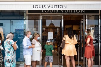 Menschen warten vor einem Louis-Vuitton-Store (Symbolbild): Das Unternehmen LVMH, zu dem auch Louis Vuitton zählt, will den US-Juwelier Tiffany doch nicht übernehmen.