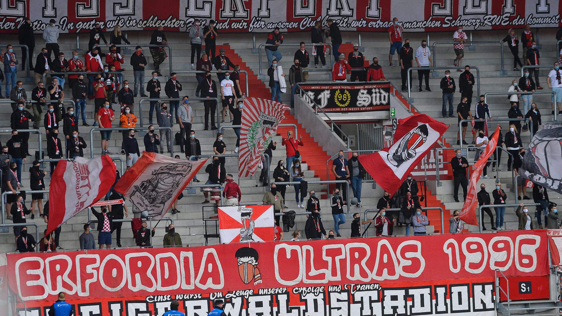 Fans von FC Rot-Weiss Erfurt in der Fankurve beim Spiel gegen Inter Leipzig: Der Klub hat einen neuen Trainer verpflichtet.