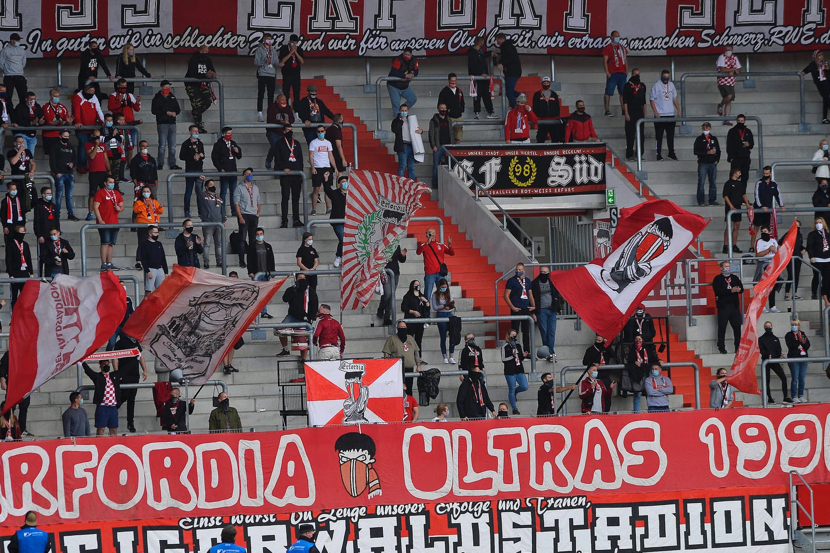 Fans von FC Rot-Weiss Erfurt in der Fankurve beim Spiel gegen Inter Leipzig: Der Klub hat einen neuen Trainer verpflichtet.