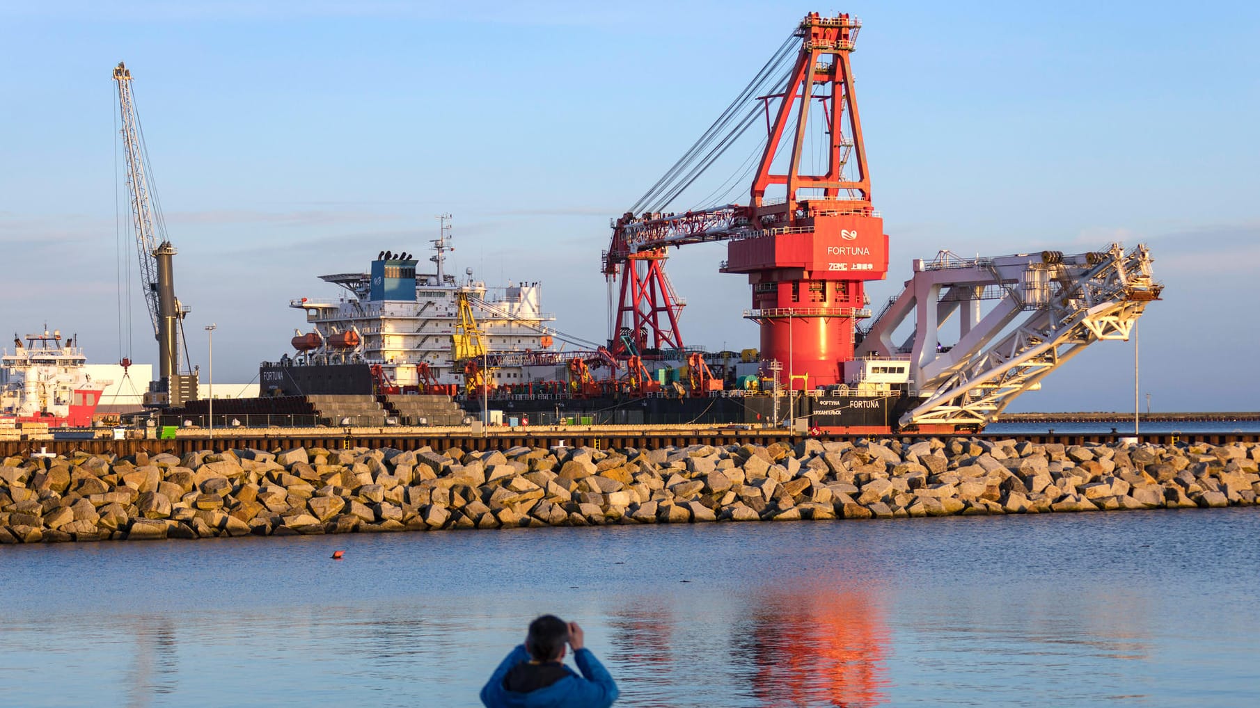 Verlegeschiff für Nord Stream 2: Das russische Verlegeschiff Fortuna wartet auf den Weiterbau der Gas-Pipeline Nordstream 2 im Fährhafen Sassnitz-Mukran.